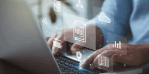 Pessoa digitando virtualmente em um teclado